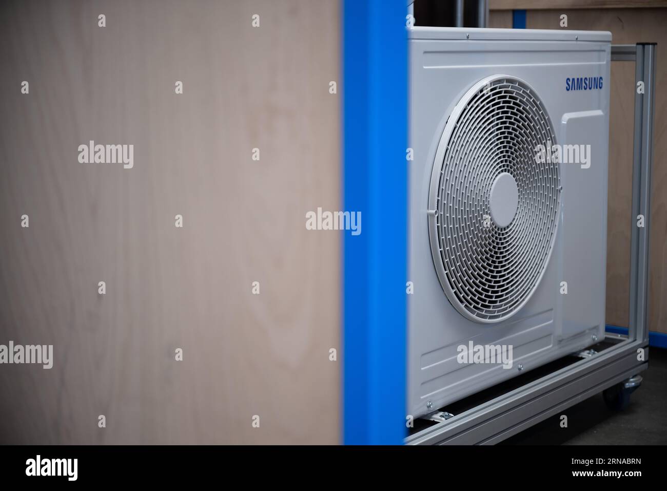 31 August 2023, Brandenburg, Groß Kreutz: A Samsung air-to-water heat pump stands in the 'Heat Pump Laboratory' of the Potsdam Chamber of Crafts at the Handwerk Education and Innovation Campus (BIH). Photo: Sebastian Christoph Gollnow/dpa Stock Photo