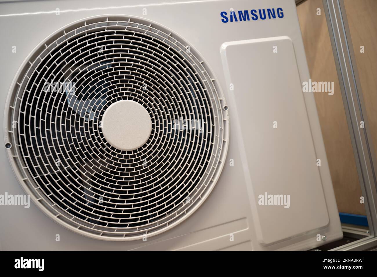 31 August 2023, Brandenburg, Groß Kreutz: A Samsung air-to-water heat pump stands in the "Heat Pump Laboratory" of the Potsdam Chamber of Crafts at the Handwerk Education and Innovation Campus (BIH). Photo: Sebastian Christoph Gollnow/dpa Stock Photo