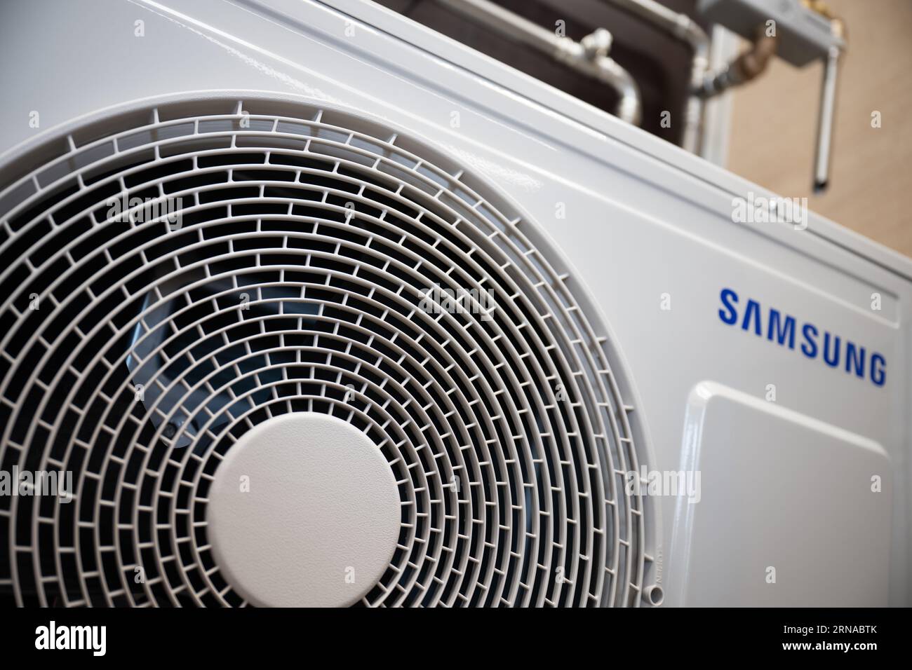 31 August 2023, Brandenburg, Groß Kreutz: A Samsung air-to-water heat pump stands in the 'Heat Pump Laboratory' of the Potsdam Chamber of Crafts at the Handwerk Education and Innovation Campus (BIH). Photo: Sebastian Christoph Gollnow/dpa Stock Photo