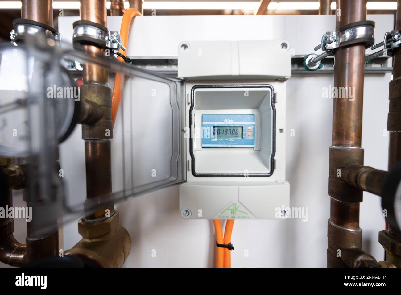 31 August 2023, Brandenburg, Groß Kreutz: The current display of a water pump can be seen in the 'Heat Pump Laboratory' of the Potsdam Chamber of Crafts at the Handwerk Education and Innovation Campus (BIH). Photo: Sebastian Christoph Gollnow/dpa Stock Photo