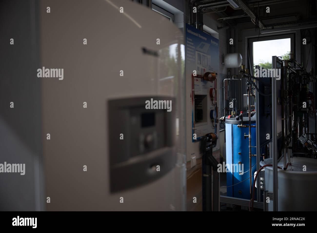 31 August 2023, Brandenburg, Groß Kreutz: Heat pumps are located in the 'Heat Pump Laboratory' of the Potsdam Chamber of Crafts at the Handwerk Education and Innovation Campus (BIH). Photo: Sebastian Christoph Gollnow/dpa Stock Photo