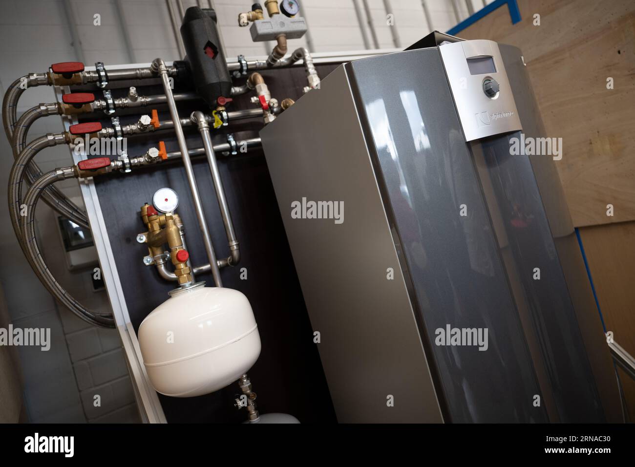 31 August 2023, Brandenburg, Groß Kreutz: A brine-to-water heat pump stands in the 'Heat Pump Laboratory' of the Potsdam Chamber of Crafts at the Handwerk Education and Innovation Campus (BIH). Photo: Sebastian Christoph Gollnow/dpa Stock Photo
