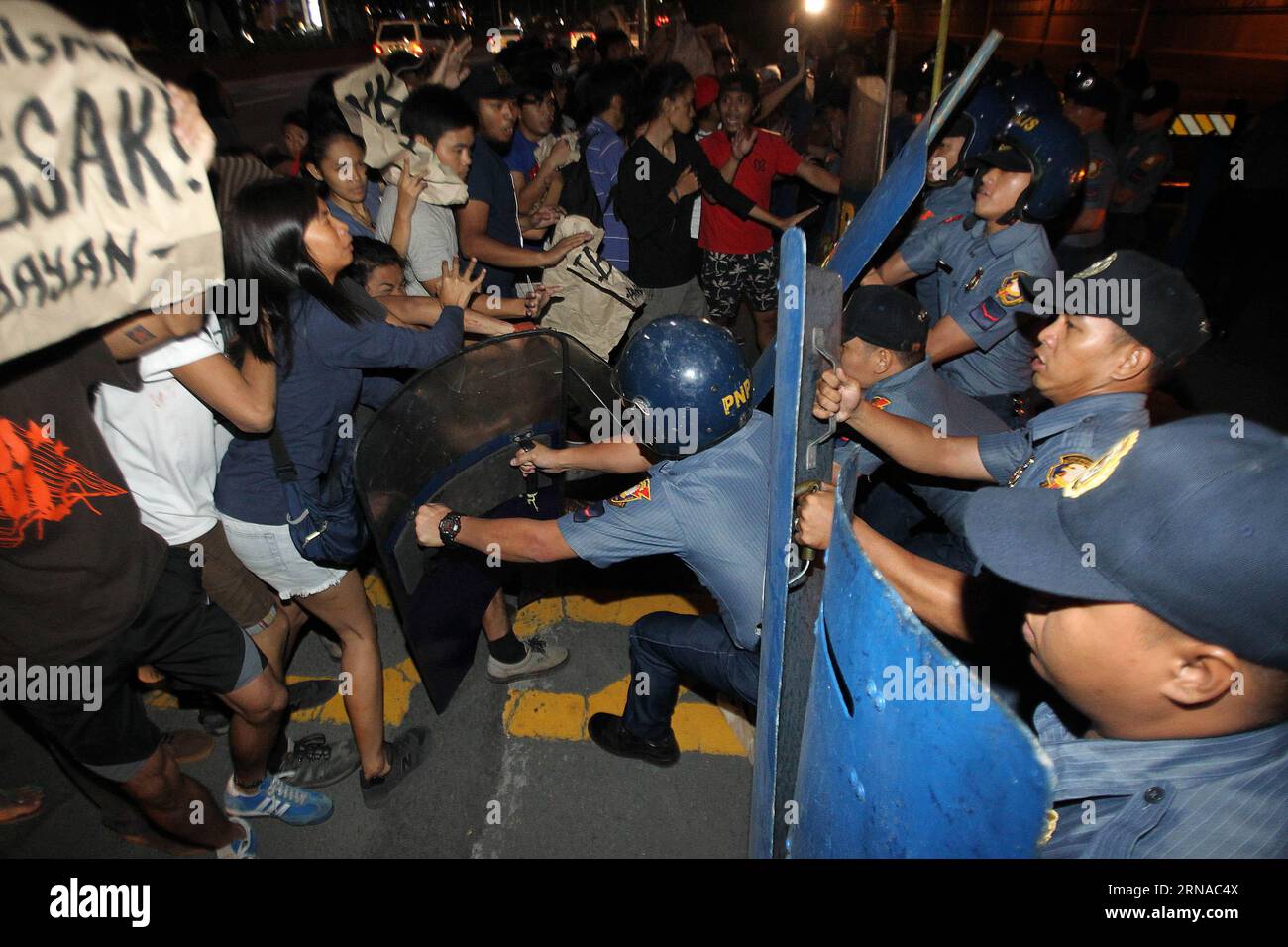(160120) -- MANILA, Jan. 20, 2016 -- Anti-riot policemen clash with activists during a protest rally against the Enhanced Defense Cooperation Agreement (EDCA) in front of the U.S. Embassy in Manila, the Philippines, Jan. 20, 2016. The protesters denounced the EDCA between the U.S. and the Philippines after the Philippine Supreme Court decided that the Philippines defense cooperation deal with the United States was constitutional and did not need the concurrence of the Senate. ) PHILIPPINES-MANILA-EDCA-PROTEST RouellexUmali PUBLICATIONxNOTxINxCHN   160120 Manila Jan 20 2016 Anti Riot Policemen Stock Photo