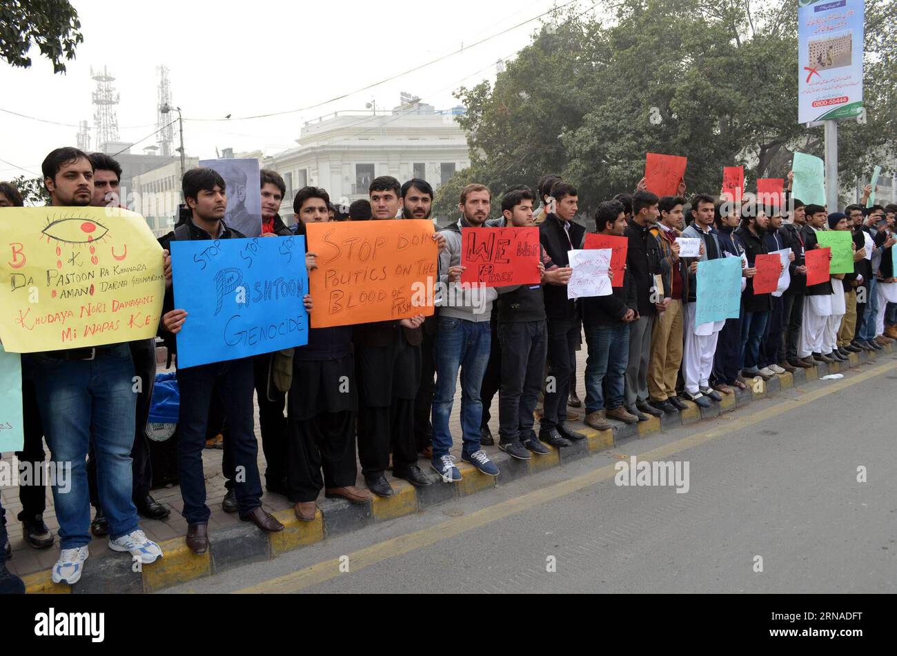 Terroranschlag an Universität in Charsadda, Pakistan - Protestdemonstrationen (160121) -- LAHORE, Jan. 21, 2016 -- Pakistani students hold placards as they protest against the militants attack on Bacha Khan University, in eastern Pakistan s Lahore on Jan. 21, 2016. Officials said death toll from the deadly attack on Bacha Khan University in Charsadda district has reached 21. ) PAKISTAN-LAHORE-PROTEST JamilxAhmed PUBLICATIONxNOTxINxCHN   Terrorist attack to University in Charsfield Adda Pakistan Protest demonstrations 160121 Lahore Jan 21 2016 Pakistani Students Hold placards As They Protest ag Stock Photo