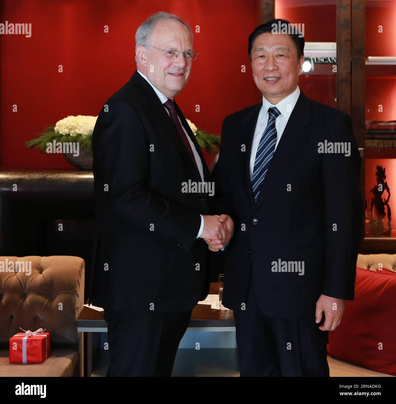 (160122) -- ZURICH, Jan. 21, 2016 -- Chinese Vice President Li Yuanchao (R) meets with Swiss President Johann Schneider-Ammann in Davos, Switzerland, Jan. 21, 2016. ) SWITZERLAND-CHINA-LI YUANCHAO-MEETING LuoxHuanhuan PUBLICATIONxNOTxINxCHN   160122 Zurich Jan 21 2016 Chinese Vice President left Yuan Chao r Meets With Swiss President Johann Schneider Ammann in Davos Switzerland Jan 21 2016 Switzerland China left Yuan Chao Meeting LuoxHuanhuan PUBLICATIONxNOTxINxCHN Stock Photo