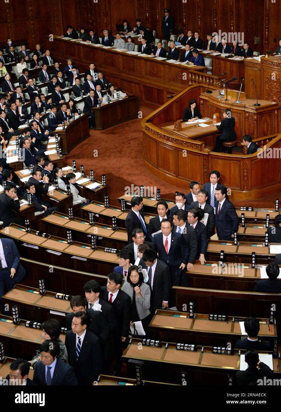 (160122) -- TOKYO, Jan. 22, 2016 -- Opposition lawmakers leave to express disapproval towards Japan s Economy and Fiscal Policy Minister Amari Akira during a session of the House of Representatives in Tokyo, Japan, on Jan. 22, 2016. Japanese Prime Minister Shinzo Abe sought to gain more votes from lower income class for the upcoming upper house election by vowing to address wage gaps in his policy speech on Friday. ) JAPAN-TOKYO-ABE-POLICY SPEECH MaxPing PUBLICATIONxNOTxINxCHN   160122 Tokyo Jan 22 2016 Opposition lawmakers Leave to Shipping disapproval Towards Japan S Economy and Fiscal Polic Stock Photo