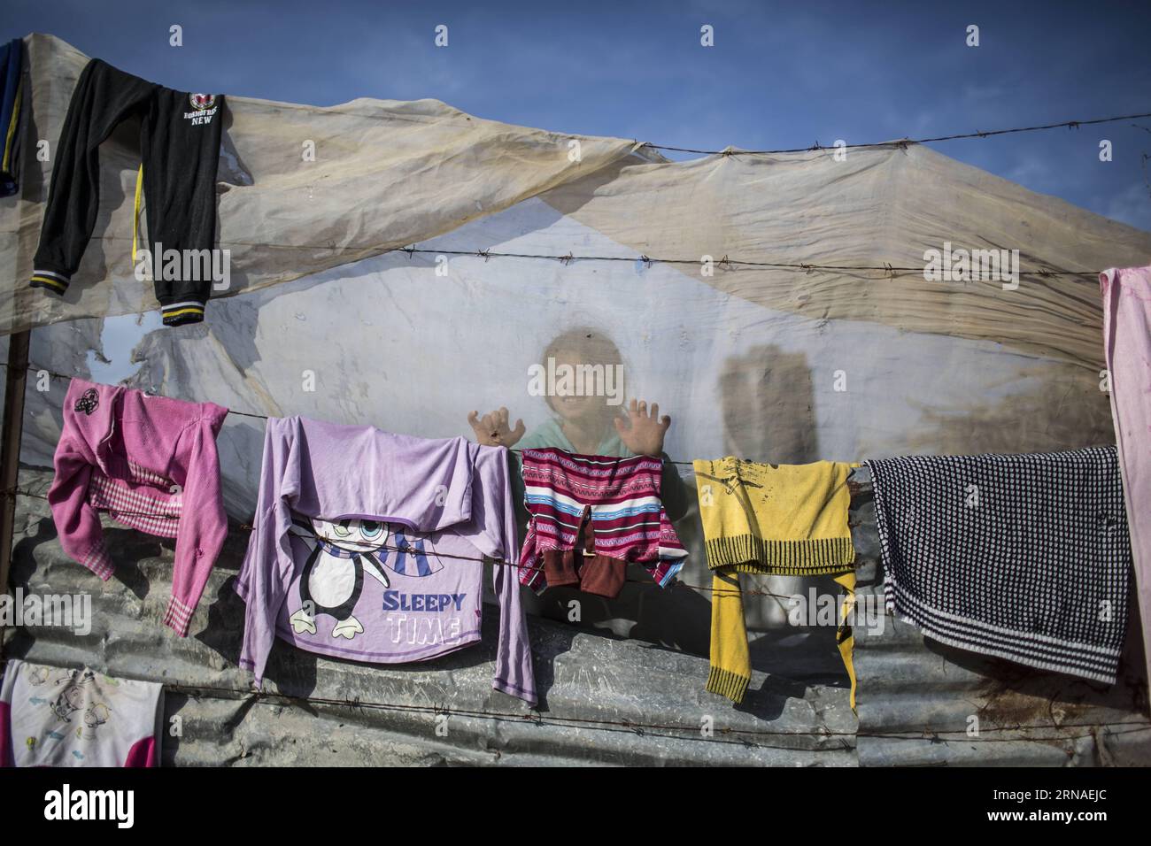 (160122) -- GAZA, Jan. 22, 2016 -- The shadows of a Palestinian girl is ...