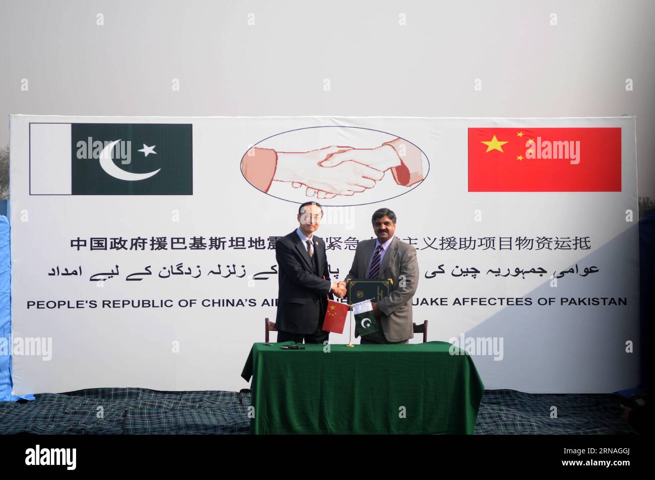 (160125) -- ISLAMABAD, Jan. 25, 2016 -- Chinese Ambassador to Pakistan Sun Weidong (L) shakes hand with Pakistan s National Disaster Management Authority Chairman Asghar Nawaz at a handover ceremony in Islamabad, capital of Pakistan, on Jan. 25, 2016. China on Monday handed over its second batch of relief goods worth 20 million yuan (3.05 million U.S. dollars) to Pakistan for the people affected by a 7.8-magnitude earthquake which hit the country on Oct. 26 last year. ) PAKISTAN-EARTHQUAKE-CHINA-RELIEF GOODS AhmadxKamal PUBLICATIONxNOTxINxCHN   160125 Islamabad Jan 25 2016 Chinese Ambassador t Stock Photo
