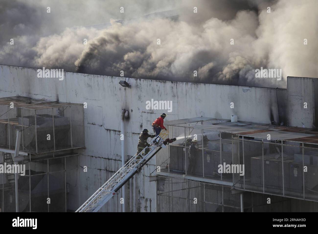 (160126) -- PANAMA CITY, Jan. 26, 2016. -- Panama Fire Department members try to extinguish the fire in El Fuerte supermarket in San Miguelito, in Panama City, capital of Panama, Jan. 26, 2016. National Director of the Panama Fire Department Jaime Villar said that the fire started about 4:30 early Tuesday. ) PANAMA-PANAMA CITY-ACCIDENT-FIRE MauricioxValenzuela PUBLICATIONxNOTxINxCHN   160126 Panama City Jan 26 2016 Panama Fire Department Members Try to extinguisher The Fire in El Fuerte Supermarket in San Miguelito in Panama City Capital of Panama Jan 26 2016 National Director of The Panama Fi Stock Photo