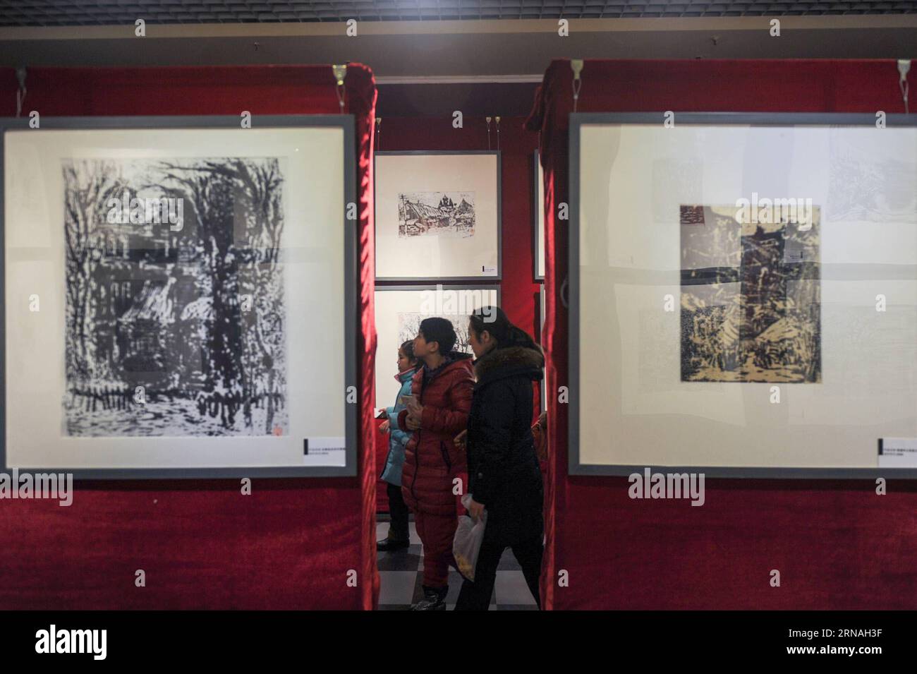 (160126) -- HARBIN, Jan. 26, 2016 -- People visit an exhibition of ice engraving painting in Harbin, capital of northeast China s Heilongjiang Province, Jan. 26, 2016. The pictures on display were printed from engraved ice slabs, according to artist Zhu Xiaodong. He said each ice slab was able to print out some 20 pages yielding variant results as the ice melted down. ) (twy) CHINA-HARBIN-ICE-ENGRAVING PAINTING (CN) WangxSong PUBLICATIONxNOTxINxCHN   160126 Harbin Jan 26 2016 Celebrities Visit to Exhibition of ICE Engraving Painting in Harbin Capital of Northeast China S Heilongjiang Province Stock Photo