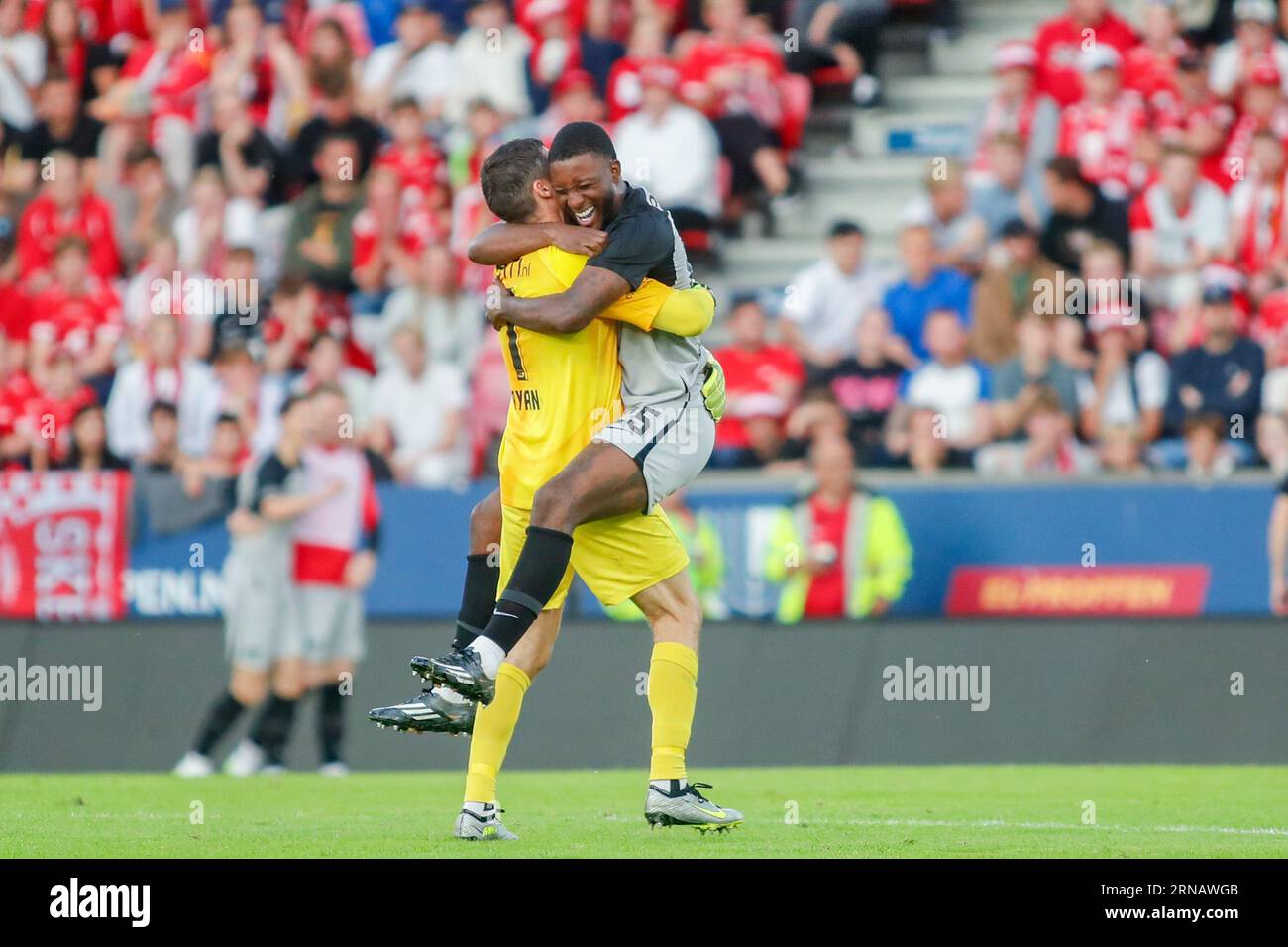 Bergen 20230831.Alkmaar's goalkeeper Mathew Ryan and Riechedly Bazoer celebrate after the guests took the lead 1-3 in the match at Brann Stadium between Brann and AZ Alkmaar from the Netherlands in the playoff for the Conference League. Photo: Tuva Aaserud / NTB Stock Photo