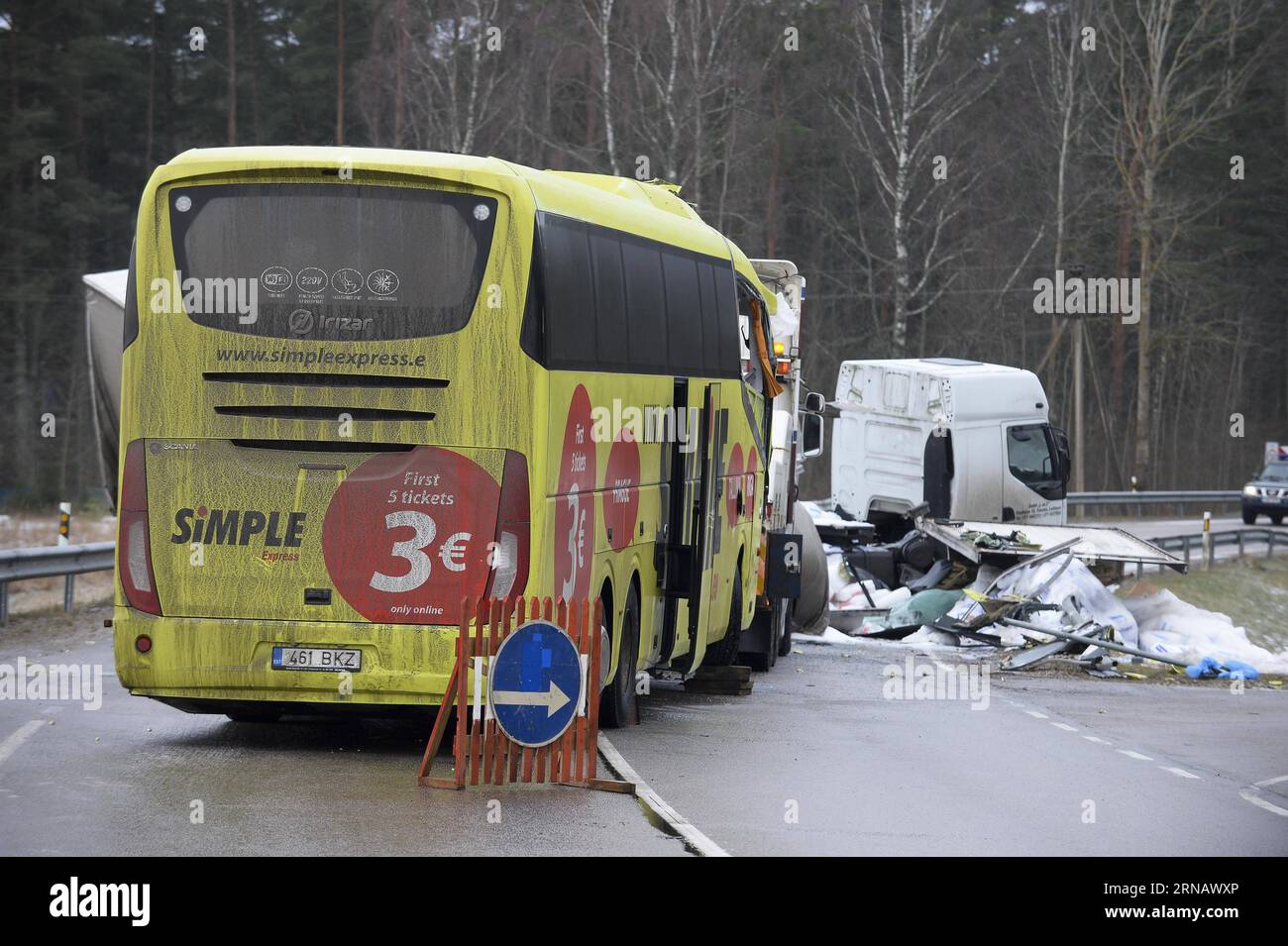 160208) -- JOHVI-TARTU HIGHWAY, Feb. 8, 2016 -- Photo taken on Feb. 8, 2016  shows the accident site on the Johvi-Tartu highway in Estonia. A  cross-national Lux Express coach St. Peresburg -