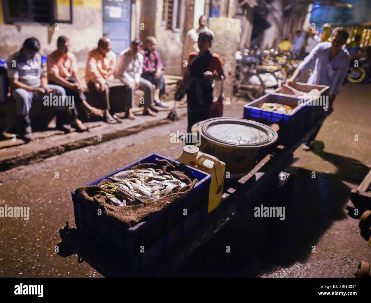 Worker loading market india hi-res stock photography and images - Alamy