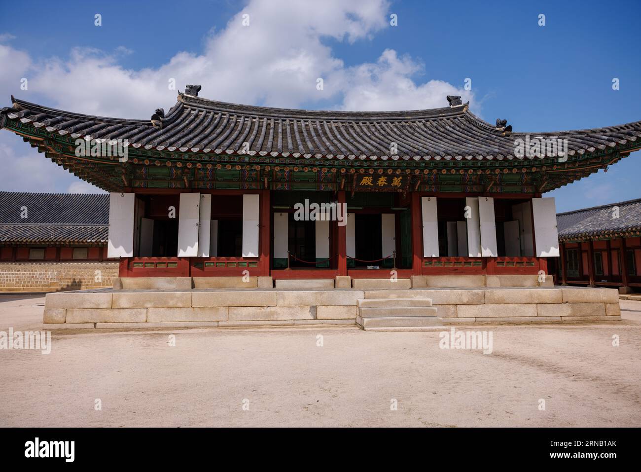 The Gyeonghoeru Pavilion in Gyeongbokgung Palace, the banquet hall for ...