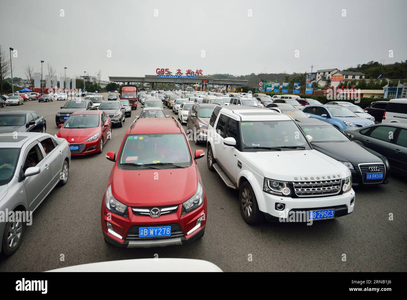 CHONGQING  Vehicles queue to pass the Jiulongpo Toll Station on the Chongqing-Kunming Highway in Chongqing, southwest China, Feb. 13, 2016. Chinese passengers made a record number of trips during the Spring Festival holiday, according to the Ministry of Transport (MOT) on Sunday. Passenger trips reached 400 million from Feb. 7 to 13, up 6.7 percent from last year, MOT data showed. Over 47 million trips were made by rail, more than 333 million on road and about 8.5 million by air. Road trips were up by 7 percent. ) (lfj) CHINA-SPRING FESTIVAL HOLIDAY-TRIPS (CN) ChenxXingyu PUBLICATIONxNOTxINxCH Stock Photo