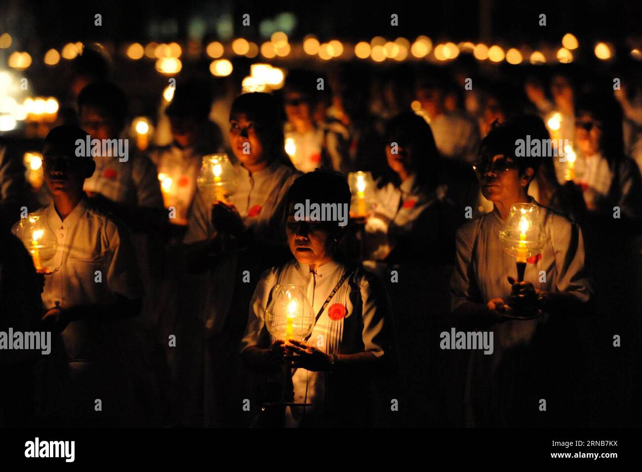 Thai people light candles and pray during Makha Bucha Day ceremonies at Wat Phra Dhammakaya Temple in Pathum Thani Province, Thailand, on Feb. 22, 2016. As one of Thailand s most important Buddhist festivals, Makha Bucha is observed every full moon night of the third month in the Thai lunar calendar. On the Makha Bucha day, people flock to temples and venerate Buddhas as well as pray for blessedness. ) THAILAND-PATHUM THANI-MAKHA BUCHA DAY RachenxSageamsak PUBLICATIONxNOTxINxCHN   Thai Celebrities Light Candles and Pray during Makha Bucha Day Ceremonies AT Wat Phra Dhammakaya Temple in Pathum Stock Photo