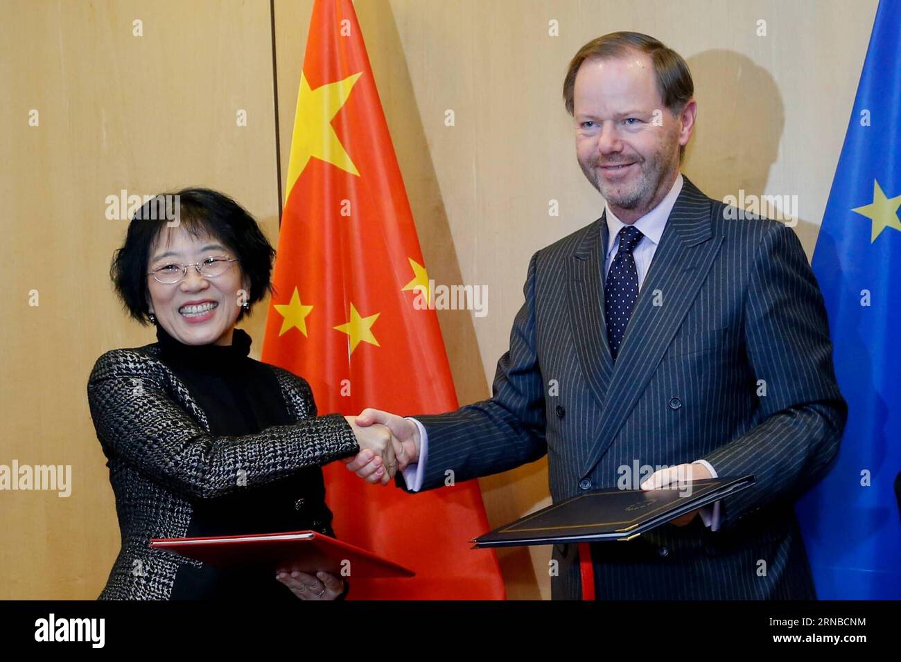 Yang Yanyi (L), head of the Chinese Mission to the European Union (EU), shakes hands with Pieter de Gooijer, permanent representative of the Netherlands to the EU, which currently holds the EU Presidency, during a signing ceremony of the agreement in Brussels, Belgium, Feb. 29, 2016. China and the EU on Monday signed a reciprocal short stay visa waiver agreement for holders of diplomatic passports. ) BELGIUM-BRUSSELS-EU-CHINA-VISA YexPingfan PUBLICATIONxNOTxINxCHN   Yang Yanyi l Head of The Chinese Mission to The European Union EU Shakes Hands With Pieter de  permanently Representative of The Stock Photo