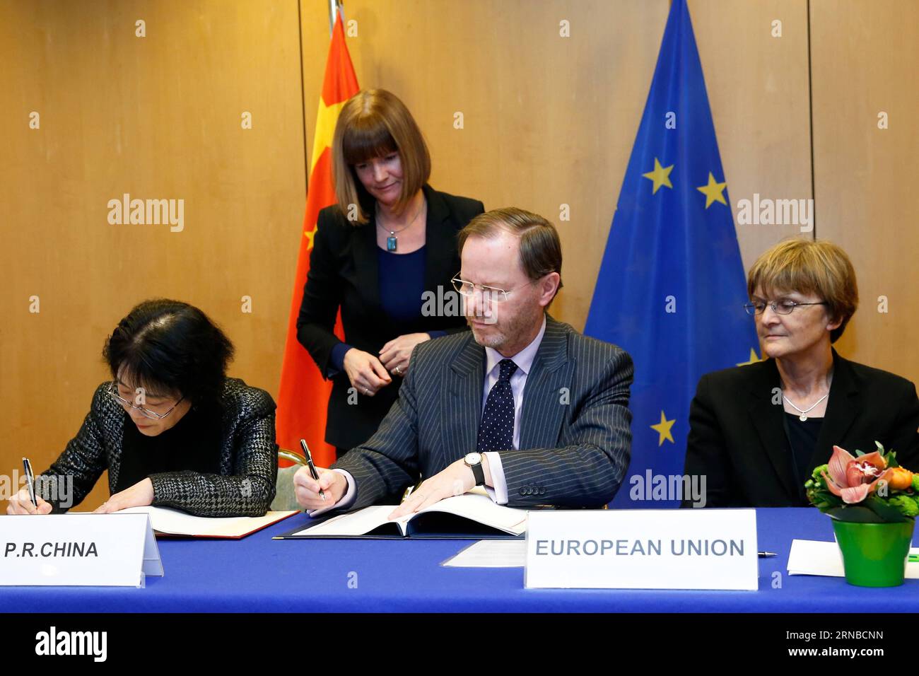 (Front, L to R) Yang Yanyi, head of the Chinese Mission to the European Union (EU), Pieter de Gooijer, permanent representative of the Netherlands to the EU, which currently holds the EU Presidency, and the European Commission Directorate-General for Migration and Home Affairs Belinda Pyke, attend the signing ceremony of the agreement in Brussels, Belgium, Feb. 29, 2016. China and the EU on Monday signed a reciprocal short stay visa waiver agreement for holders of diplomatic passports. ) BELGIUM-BRUSSELS-EU-CHINA-VISA YexPingfan PUBLICATIONxNOTxINxCHN   Front l to r Yang Yanyi Head of The Chin Stock Photo