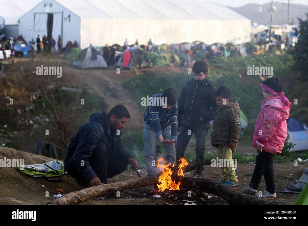 (160301) -- ATHENS, Mar. 1, 2016 -- Refugees wait to cross the border between Greece and Former Yugoslav Republic of Macedonia (FYROM) in Idomeni, Greece, March 1, 2016. The situation in Idomeni is becoming dramatic as more than 9,000 refugees are camped by the borderline, hoping to cross and carry on their journeys. ) GREECE-IDOMENI-REFUGEES MariosxLolos PUBLICATIONxNOTxINxCHN   Athens Mar 1 2016 Refugees Wait to Cross The Border between Greece and Former Yugoslav Republic of Macedonia FYROM in Idomeni Greece March 1 2016 The Situation in Idomeni IS Becoming Dramatic As More than 9 000 Refuge Stock Photo