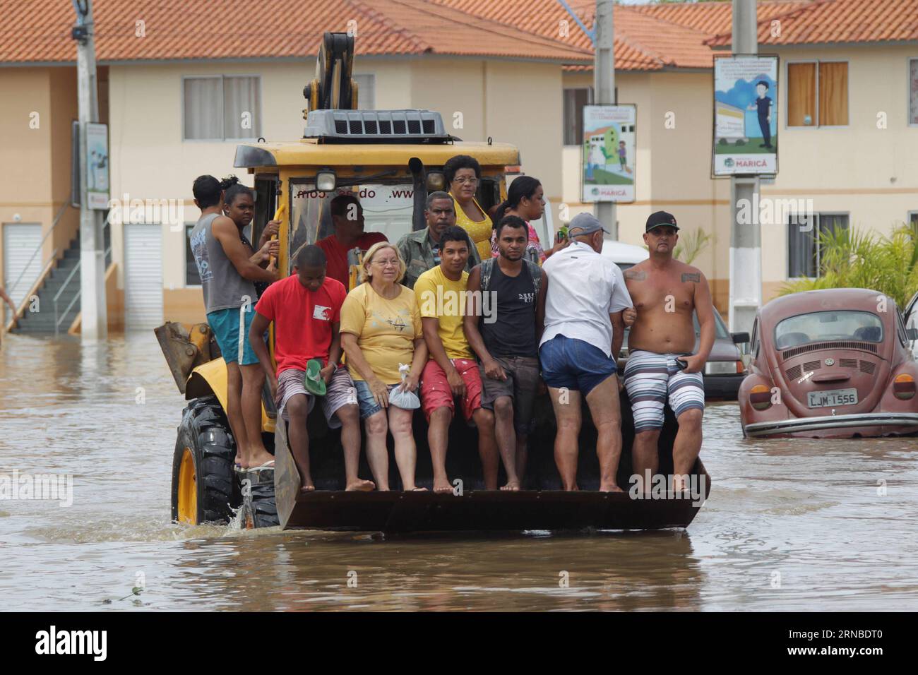 (160302) -- MARICA, March 2, 2016 -- Residents are transported by a bulldozer through flood in Itaipuacu district, Marica city, Rio de Janeiro state, Brazil, on March 2, 2016. Residents in different parts of Itaipuacu district remain stranded after the 24-hour heavy rains. Paulo Campos/AGENCIA ESTADO (jg) (sp) BRAZIL OUT BRAZIL-MARICA-ENVIRONMENT-FLOOD e AE PUBLICATIONxNOTxINxCHN   Marica March 2 2016 Residents are transported by a Bulldozers Through Flood in  District Marica City Rio de Janeiro State Brazil ON March 2 2016 Residents in different Parts of  District Remain stranded After The 24 Stock Photo