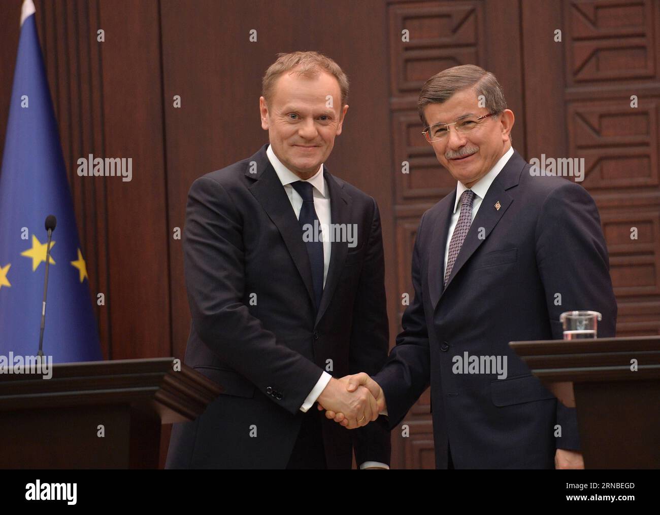 (160303) -- ANKARA, March 3, 2016 -- Turkish Prime Minister Ahmet Davutoglu(R) shakes hands with visiting European Council President Donald Tusk at a joint press conference in Ankara, Turkey, on March 3, 2016. Turkish Prime Minister Ahmet Davutoglu said on Thursday that Turkey abides by the joint refugee action plan it signed with the European Union (EU) and will continue to fulfill its part. ) TURKEY-ANKARA-EU-SYRIAN REFUGEE-ACTION PLAN Mustafaxkaya PUBLICATIONxNOTxINxCHN   Ankara March 3 2016 Turkish Prime Ministers Ahmet Davutoglu r Shakes Hands With Visiting European Council President Dona Stock Photo