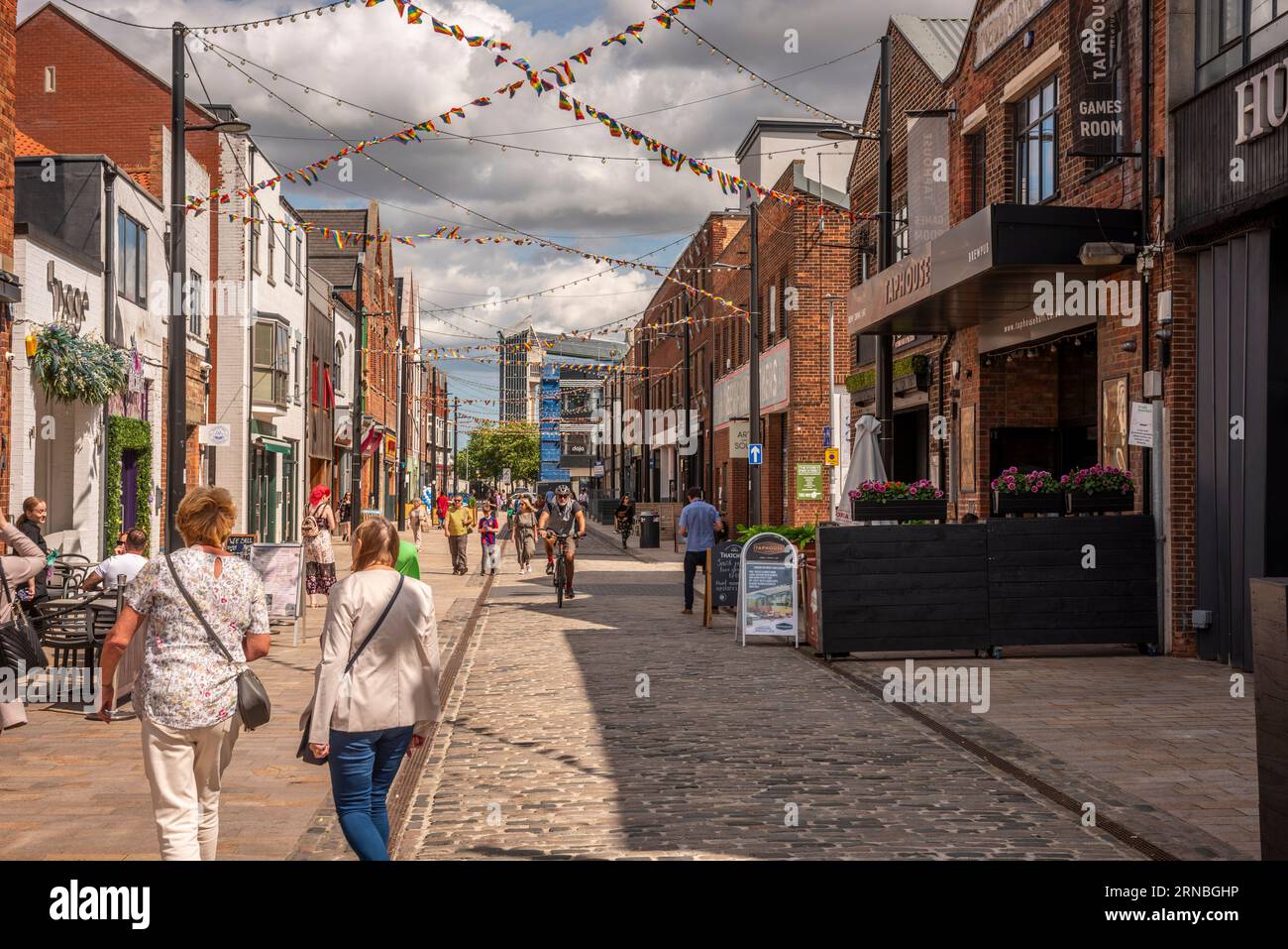 Shoppers and sightseers on trendy Humber Street in the City of Hull, Yorkshire, UK Stock Photo