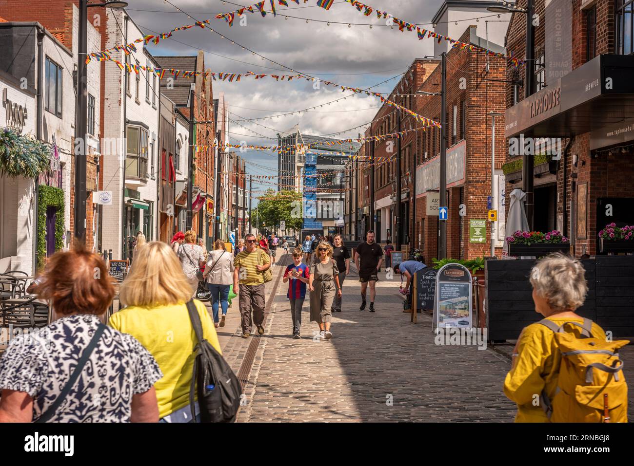 Shoppers and sightseers on trendy Humber Street in the City of Hull, Yorkshire, UK Stock Photo
