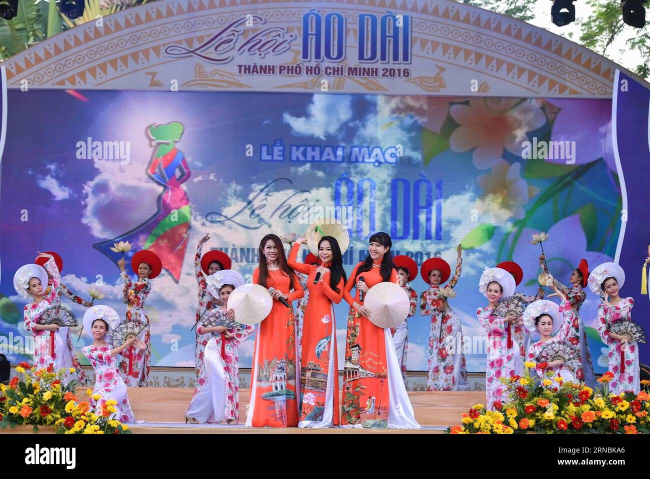 (160308) -- HO CHI MINH CITY, March 8, 2016 -- Vietnamese performers wearing ao dai sing and dance during the Ao Dai Festival 2016 in Ho Chi Minh city, Vietnam, March 8, 2016. Ao Dai Festival 2016 kicked off on Tuesday, featuring music performances, parade, exhibitions, fair, talk shows and contests related to the traditional long dress worn by Vietnamese women. )(azp) VIETNAM-HO CHI MINH CITY-AO DAI FESTIVAL 2016 NguyenxLexHuyen PUBLICATIONxNOTxINxCHN   Ho Chi Minh City March 8 2016 Vietnamese Performers Wearing Ao Dai Sing and Dance during The Ao Dai Festival 2016 in Ho Chi Minh City Vietnam Stock Photo