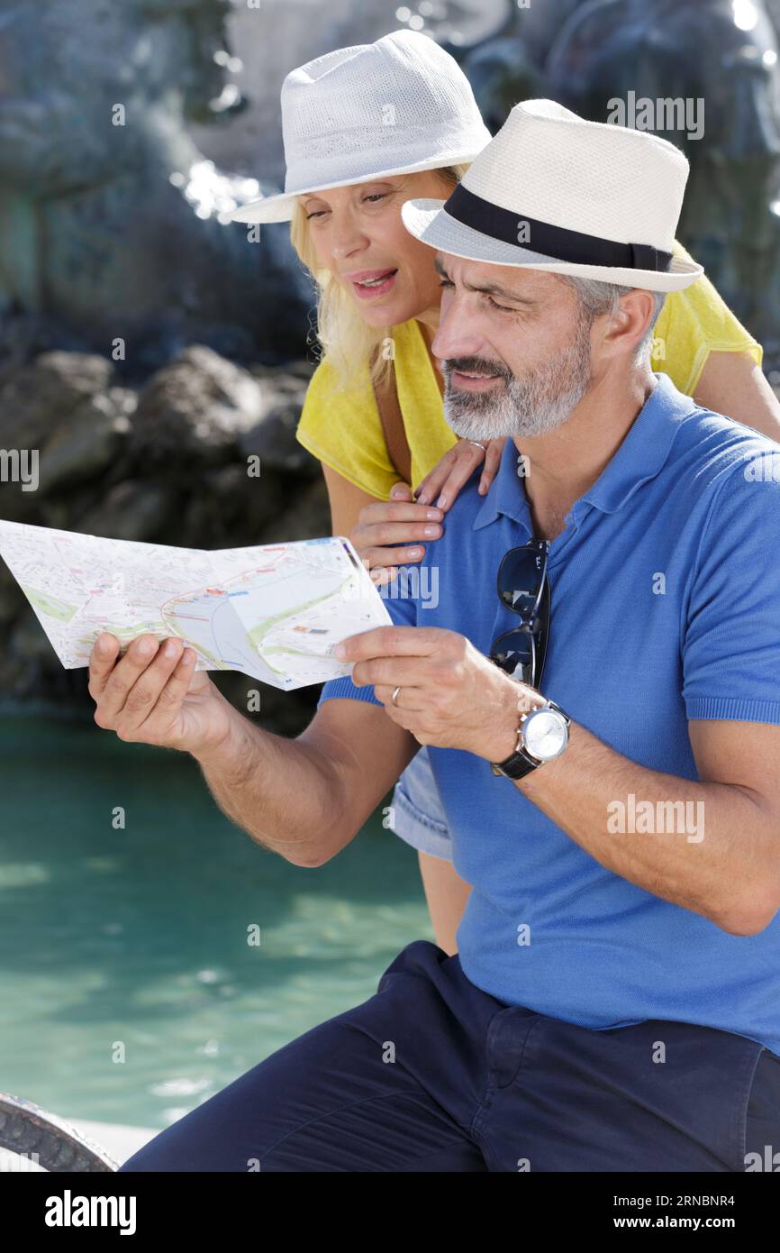 Senior couple using city map hi-res stock photography and images - Alamy