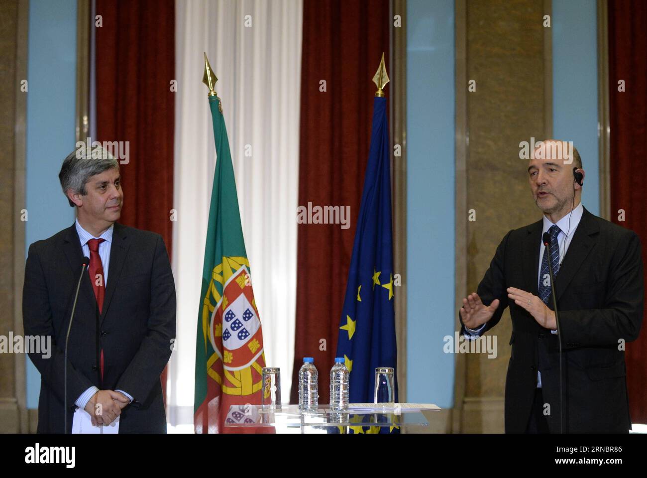 (160310) -- LISBON, March 10, 2016 -- Portugal s Finance Minister Mario Centeno (L) and European Commissioner for Economic and Financial Affairs Pierre Moscovici attend a press conference in Lisbon, Portugal, March 10, 2016. European Commissioner for Economic and Financial Affairs Pierre Moscovici said here on Thursday that he will be working closely with the Portuguese government to put the country back on track. ) PORTUGAL-LISBON-EU-FINANCE ZhangxLiyun PUBLICATIONxNOTxINxCHN   160310 Lisbon March 10 2016 Portugal S Finance Ministers Mario Centeno l and European Commissioner for Economic and Stock Photo