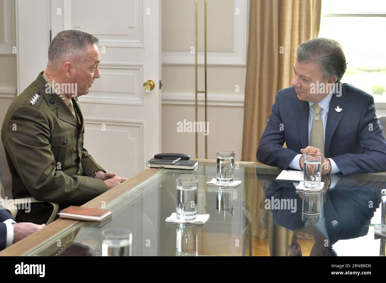 (160310) -- BOGOTA, March 10, 2016 -- Image provided by Colombia s Presidency shows Colombian President Juan Manuel Santos (R) talking with the United States Chairman of the Joint Chiefs of Staff General Joseph F. Dunford, in Bogota, Colombia, on March 10, 2016. Juan David Tena/Colombia s Presidency) (jg) (ah) COLOMBIA-BOGOTA-US-POLITICS-SANTOS ColombianxPresidency PUBLICATIONxNOTxINxCHN   160310 Bogota March 10 2016 Image provided by Colombia S Presidency Shows Colombian President Juan Manuel Santos r Talking With The United States Chairman of The Joint CHIEFS of Staff General Joseph F Dunfor Stock Photo
