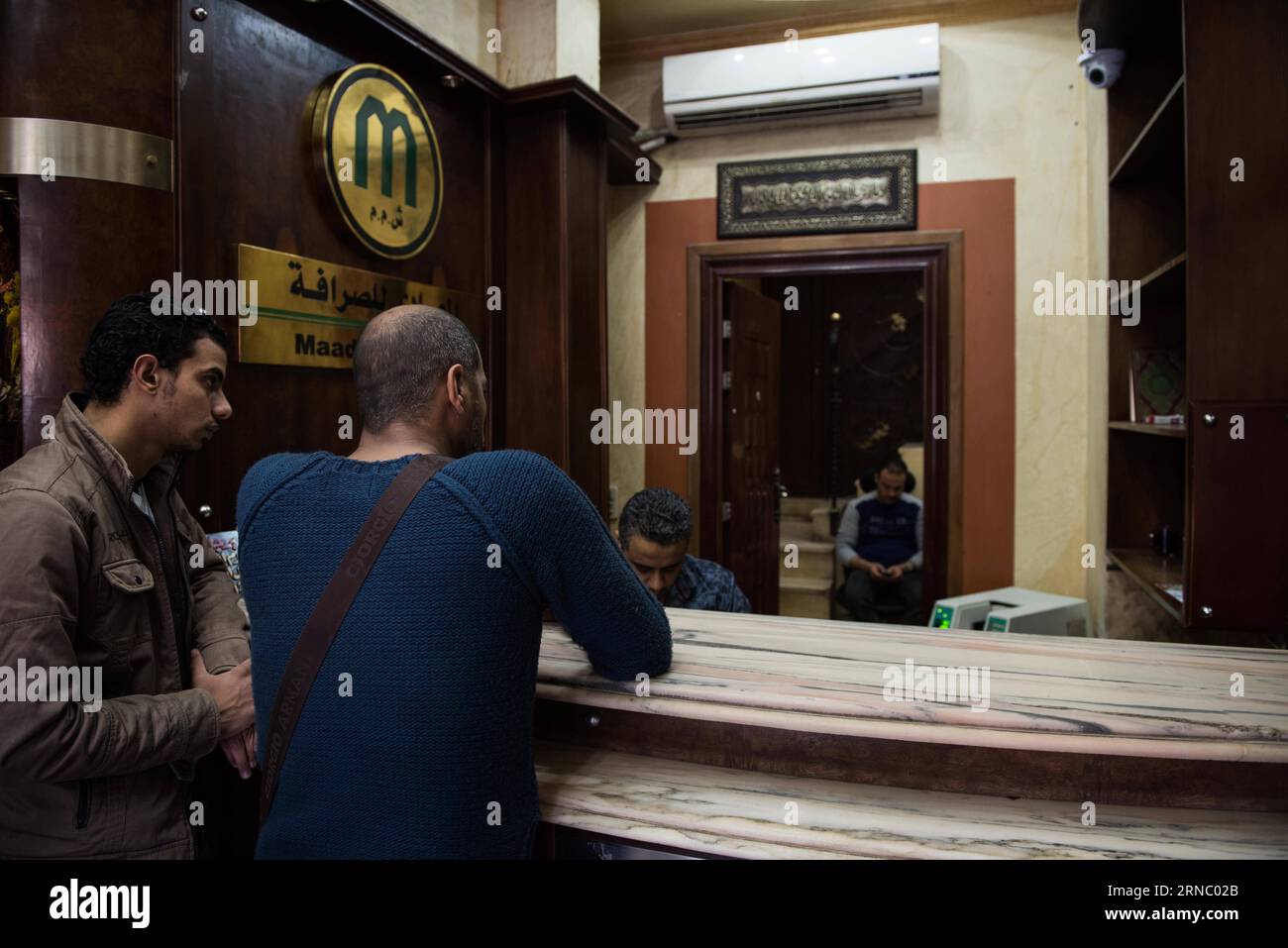 160315) -- CAIRO, March 15, 2016 -- People exchange money at a black market  currency exchange office in Cairo, capital of Egypt, March 15, 2016. The  Central Bank of Egypt (CBE) devalued