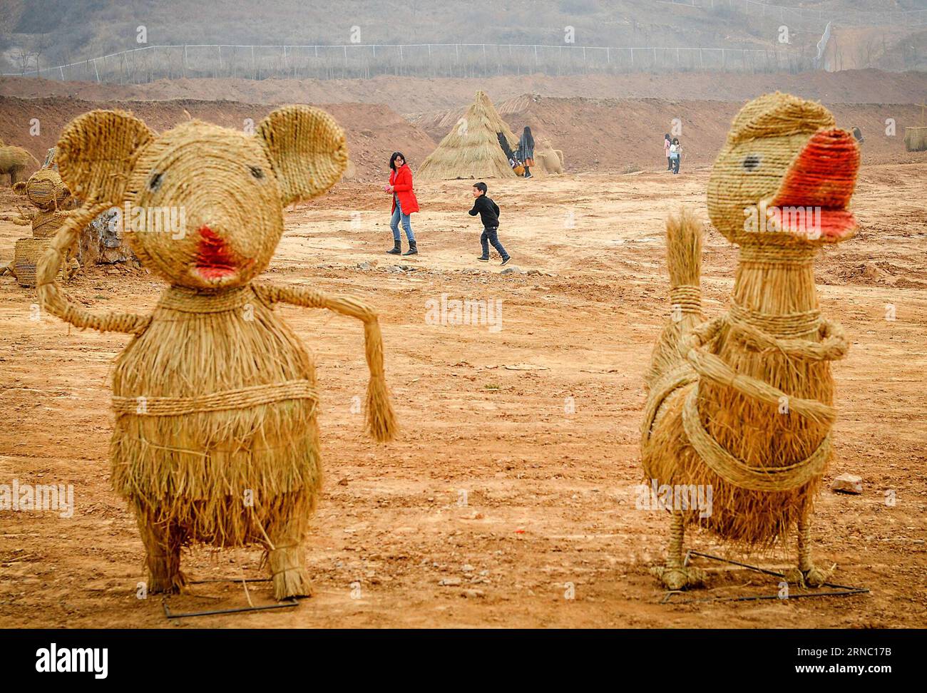 (160317) -- ZHENGZHOU, March 16, 2016 -- Scarecrows are seen at a ...
