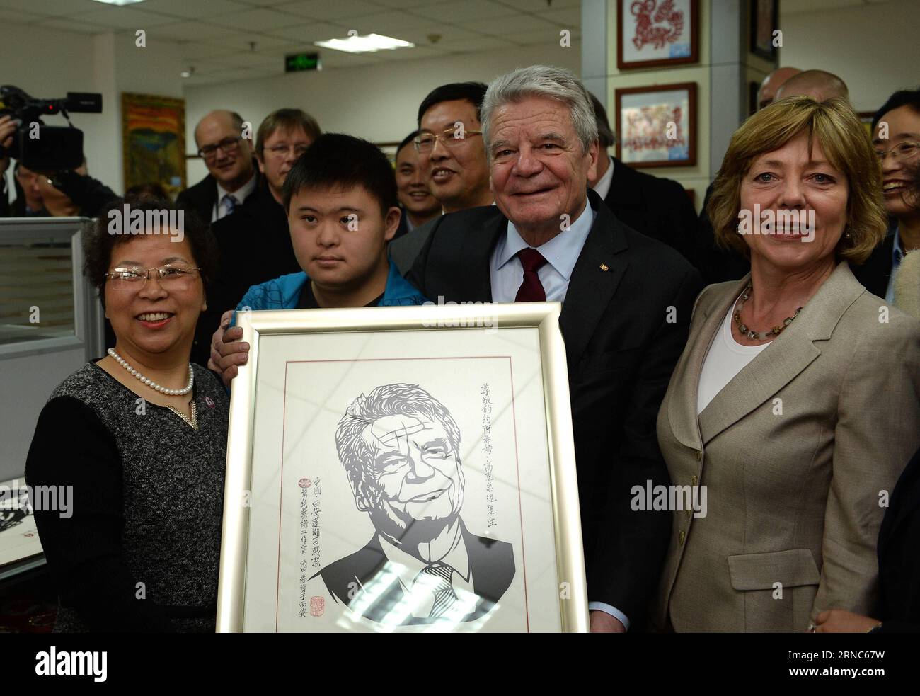 Joachim Gauck besucht Terrakotta-Armee (160324) -- XI AN, March 24, 2016 -- German President Joachim Gauck (C) visits a service center for disabled people and accepts a portrait made by disabled children in Xi an, capital of northwest China s Shaanxi Province, March 24, 2016.) (yxb) CHINA-SHAANXI-GERMAN PRESIDENT-VISIT (CN) LiuxXiao PUBLICATIONxNOTxINxCHN   Joachim Gauck attended Terracotta Army  Xi to March 24 2016 German President Joachim Gauck C visits a Service Center for DISABLED Celebrities and accepts a Portrait Made by DISABLED Children in Xi to Capital of Northwest China S Shaanxi Pro Stock Photo