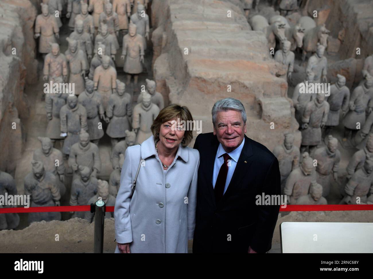 Joachim Gauck besucht Terrakotta-Armee 160324 -- XI AN, March 24, 2016 -- German President Joachim Gauck R visits Emperor Qinshihuang s Mausoleum Site Museum in Xi an, capital of northwest China s Shaanxi Province, March 24, 2016. yxb CHINA-SHAANXI-GERMAN PRESIDENT-VISIT CN LiuxXiao PUBLICATIONxNOTxINxCHN Stock Photo