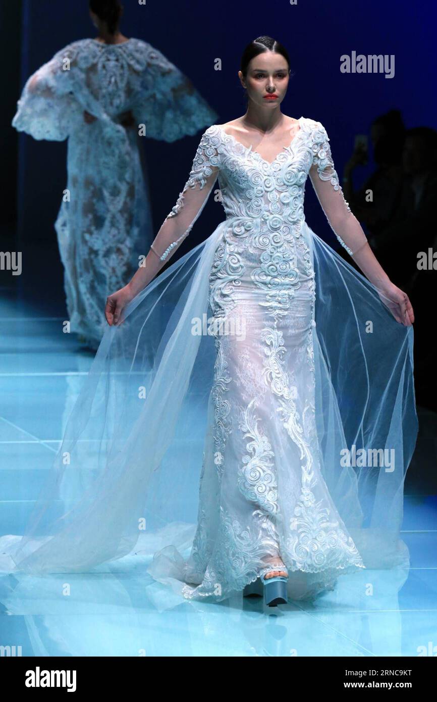 160330) -- BEIJING, March 30, 2016 -- Models present wedding dresses  designed by Wei Qiying during a fashion show of Jusere Wedding Dress  Collection at China Fashion Week in Beijing, capital of