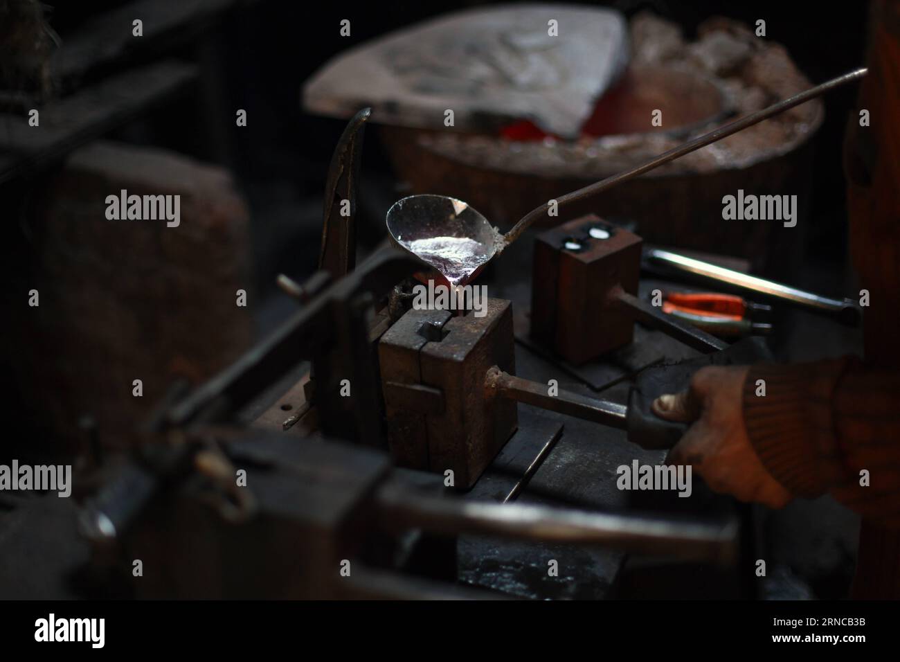 Clay mould metal hi-res stock photography and images - Alamy