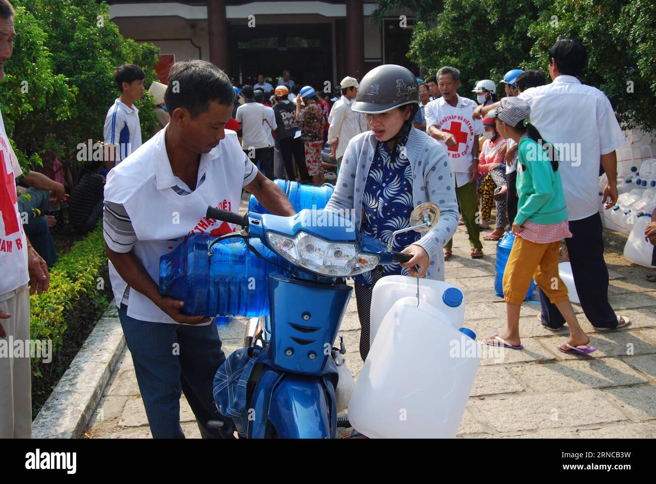 (160402) -- HO CHI MINH CITY, April 2, 2016 -- Members of Vietnam Red Cross distribute drinking water to local people in Ben Tre province, Vietnam, March 29, 2016. Due to the strong influence of the El Nino phenomenon, the Mekong Delta in southern Vietnam has encountered once in a century drought since the end of 2015 which seriously affected local people s life. Mekong Delta, Vietnam s largest and most fertile plain, has an area of over 40,000 square kilometers and covers 13 provinces and cities. ) VIETNAM-MEKONG DELTA-DROUGHT VNA PUBLICATIONxNOTxINxCHN   Ho Chi Minh City April 2 2016 Members Stock Photo