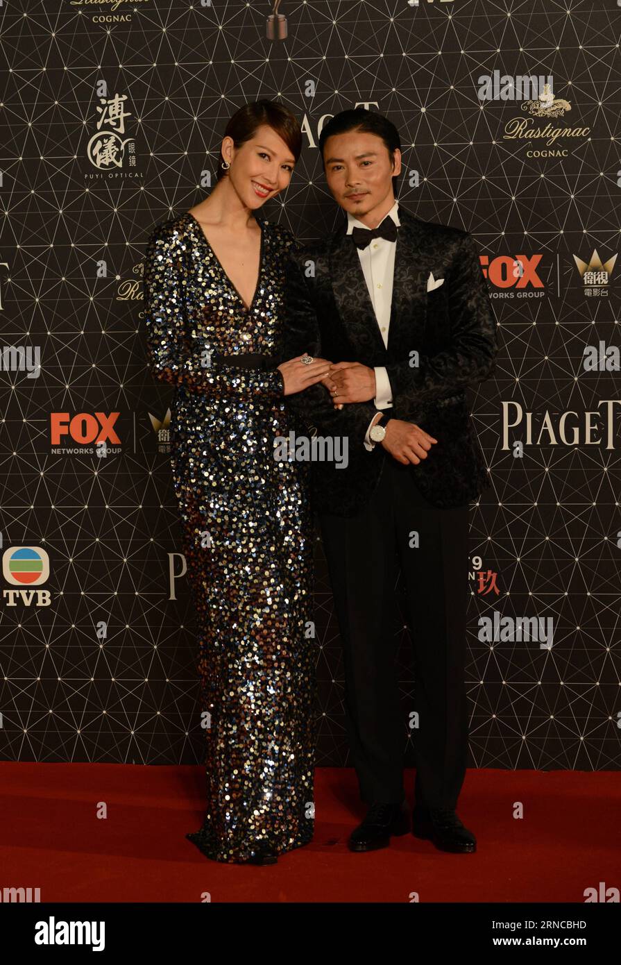 (160403) -- HONG KONG, April 3, 2016 -- Actress Ada Choi (L) and her husband Zhang Jin pose on the red carpet before the 35th Hong Kong Film Awards presentation ceremony in Hong Kong, south China, April 3, 2016. )(mcg) CHINA-HONG KONG-FILM AWARDS-RED CARPET (CN) LiuxYun PUBLICATIONxNOTxINxCHN   Hong Kong April 3 2016 actress Ada Choi l and her Husband Zhang Jin Pose ON The Red Carpet Before The 35th Hong Kong Film Awards PRESENTATION Ceremony in Hong Kong South China April 3 2016 McG China Hong Kong Film Awards Red Carpet CN LiuxYun PUBLICATIONxNOTxINxCHN Stock Photo