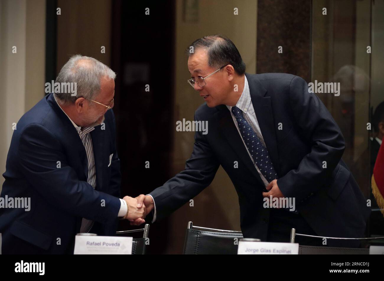 QUITO, April 4, 2016 -- Chen Weilong (R), representative of China s Sinopec International and a member of Penaturi Consortium, shakes hands with Jose Icaza, manager of Petroamazonas of Ecuador, after the signing of a service contract in the Protocolar Hall of Ecuador s Vicepresidency, in Quito, capital of Ecuador, on April 4, 2016. Ecuador s government-owned Petroamazonas signed nine service contracts on Monday with international consortiums in efforts to develop its mature oil fields. Panaturi Consortium, made up of China s Sinopec International and Sinopec Service Ecuador, will be in charge Stock Photo