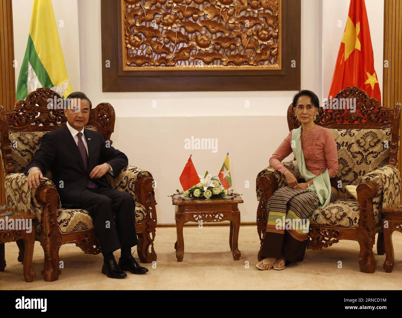 (160405) -- NAY PYI TAW, April 5, 2016 -- Myanmar s Foreign Minister Aung San Suu Kyi (R) meets with her Chinese counterpart Wang Yi in Nay Pyi Taw, Myanmar, April 5, 2016. Chinese Foreign Minister Wang Yi arrived here Tuesday on his first visit to Myanmar days after Myanmar s new government took office on March 30. U Aung) MYANMAR-NAY PYI TAW-CHINA-MEETING yangon PUBLICATIONxNOTxINxCHN   Nay Pyi Taw April 5 2016 Myanmar S Foreign Ministers Aung San Suu Kyi r Meets With her Chinese Part Wang Yi in Nay Pyi Taw Myanmar April 5 2016 Chinese Foreign Ministers Wang Yi arrived Here Tuesday ON His Fi Stock Photo