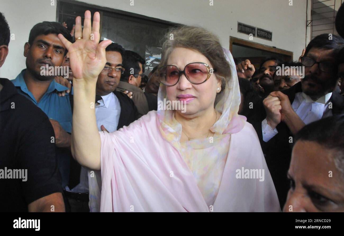 (160405) -- DHAKA, April 5, 2016 -- Bangladesh s former Prime Minister and Bangladesh Nationalist Party Chairperson Khaleda Zia (C, front) waves to supporters after being granted bail at a court in Dhaka, Bangladesh, April 5, 2016. Bangladesh s former prime minister Khaleda Zia was granted bail in five graft, violence and sedition cases on Tuesday. ) BANGLADESH-DHAKA-FORMER PM-BAIL SharifulxIslam PUBLICATIONxNOTxINxCHN   Dhaka April 5 2016 Bangladesh S Former Prime Ministers and Bangladesh Nationalist Party Chair person Khaleda Zia C Front Waves to Supporters After Being granted Bail AT a Cour Stock Photo