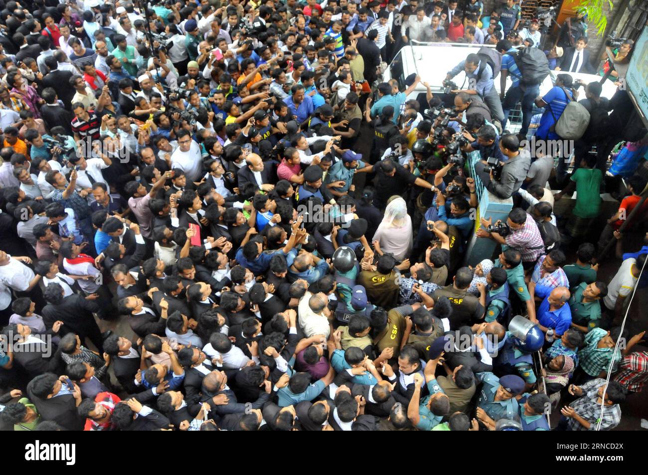 (160405) -- DHAKA, April 5, 2016 -- Supporters of Bangladesh Nationalist Party gather in front of a court after Bangladesh s former Prime Minister and Bangladesh Nationalist Party Chairperson Khaleda Zia was granted bail in Dhaka, Bangladesh, April 5, 2016. Bangladesh s former Prime Minister Khaleda Zia was granted bail in five graft, violence and sedition cases on Tuesday. ) BANGLADESH-DHAKA-FORMER PM-BAIL SharifulxIslam PUBLICATIONxNOTxINxCHN   Dhaka April 5 2016 Supporters of Bangladesh Nationalist Party gather in Front of a Court After Bangladesh S Former Prime Ministers and Bangladesh Nat Stock Photo