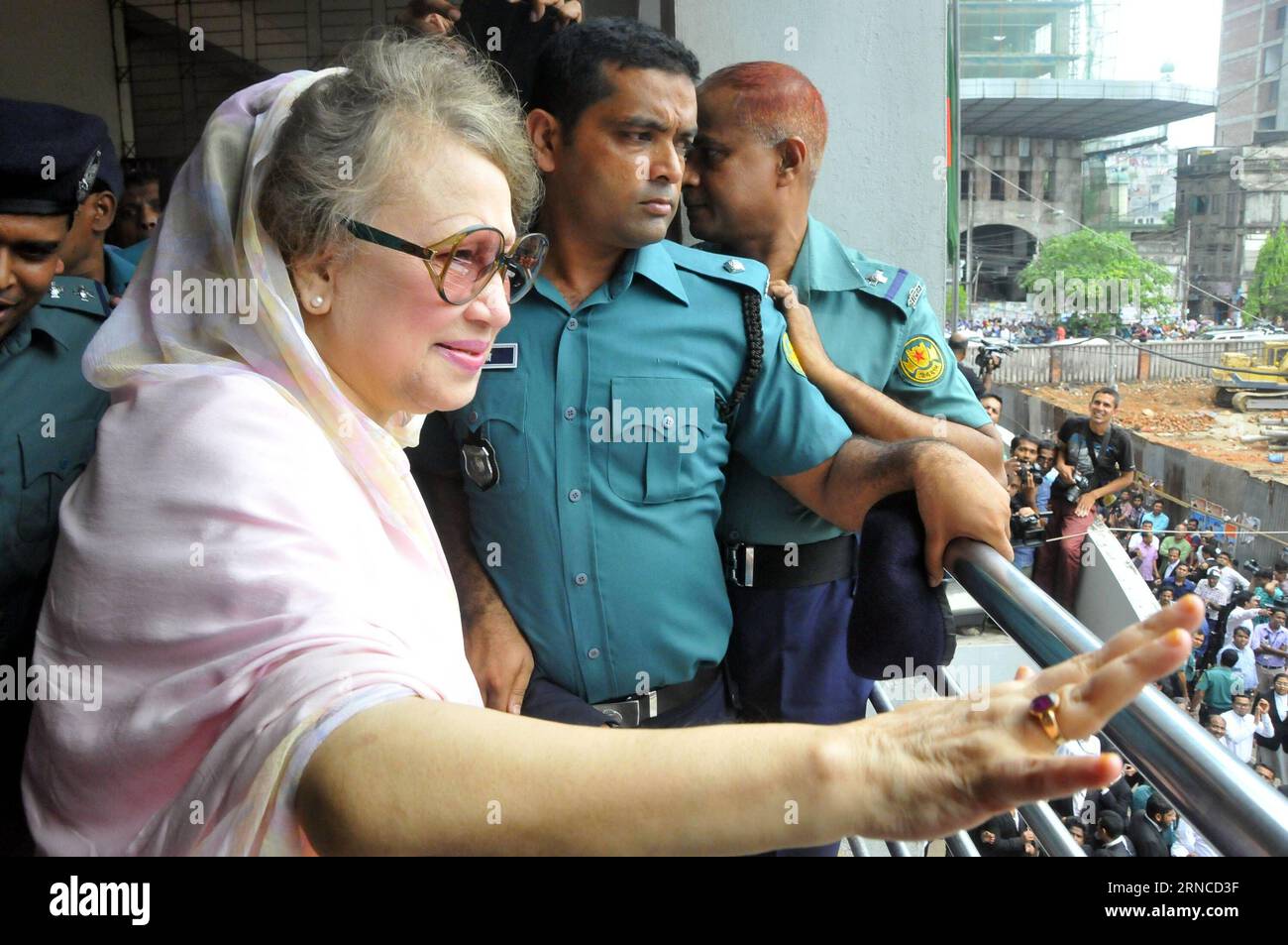 (160405) -- DHAKA, April 5, 2016 -- Bangladesh s former Prime Minister and Bangladesh Nationalist Party Chairperson Khaleda Zia (front) waves to supporters after being granted bail at a court in Dhaka, Bangladesh, April 5, 2016. Bangladesh s former Prime Minister Khaleda Zia was granted bail in five graft, violence and sedition cases on Tuesday. ) BANGLADESH-DHAKA-FORMER PM-BAIL SharifulxIslam PUBLICATIONxNOTxINxCHN   Dhaka April 5 2016 Bangladesh S Former Prime Ministers and Bangladesh Nationalist Party Chair person Khaleda Zia Front Waves to Supporters After Being granted Bail AT a Court in Stock Photo
