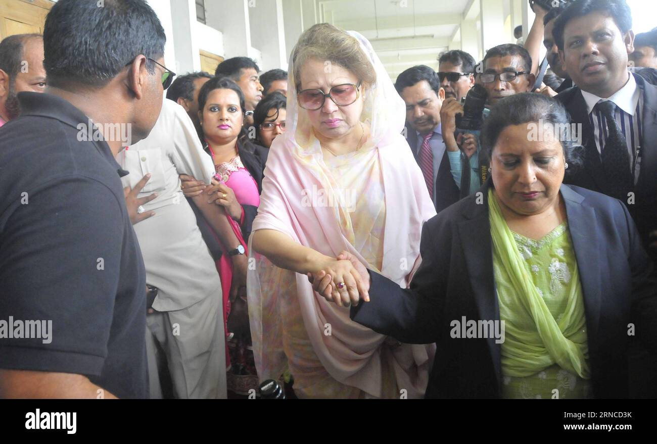 (160405) -- DHAKA, April 5, 2016 -- Bangladesh s former Prime Minister and Bangladesh Nationalist Party Chairperson Khaleda Zia (C, front) arrives at a court in Dhaka, Bangladesh, April 5, 2016. Bangladesh s former Prime Minister Khaleda Zia was granted bail in five graft, violence and sedition cases on Tuesday. ) BANGLADESH-DHAKA-FORMER PM-BAIL SharifulxIslam PUBLICATIONxNOTxINxCHN   Dhaka April 5 2016 Bangladesh S Former Prime Ministers and Bangladesh Nationalist Party Chair person Khaleda Zia C Front arrives AT a Court in Dhaka Bangladesh April 5 2016 Bangladesh S Former Prime Ministers Kha Stock Photo