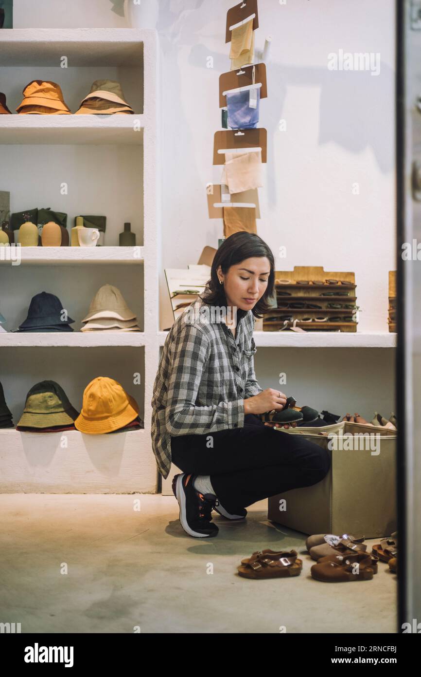 Crouching in a squatting position hi-res stock photography and images ...