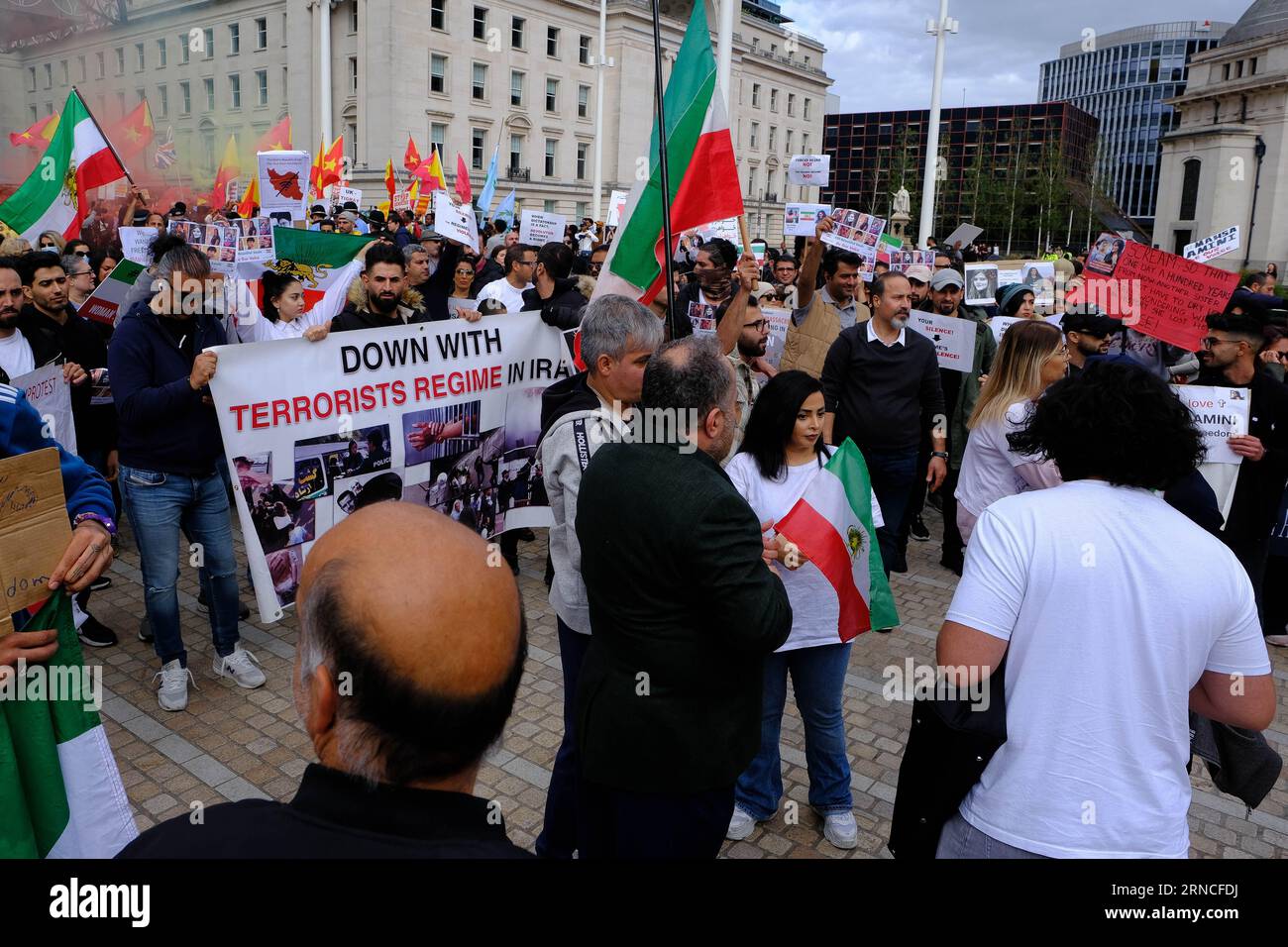 Victoria Lear Victoria Square, Birmingham, UK. 2nd Oct 2022. Protesters gather to ...