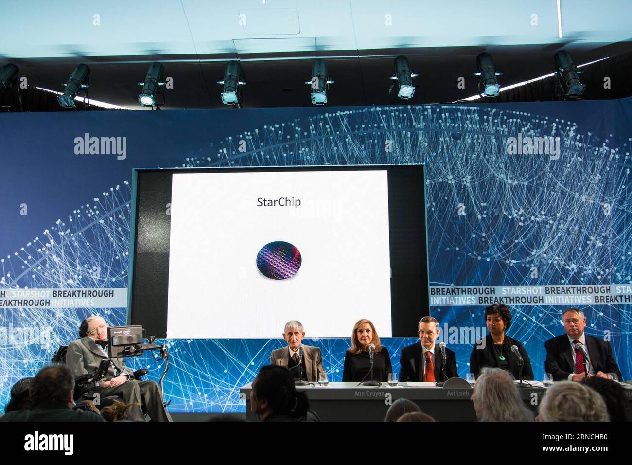Stephen Hawking präsentiert neues Projekt Breakthrough Starshot 160412 -- NEW YORK, April 12, 2016 -- Photo taken on April 12, 2016 shows the StarShot project press conference at One World Observatory in New York, the United States. Attendees are R to L: former director of NASA s Ames Research Center Pete Worden, NASA astronaut Mae Jemison, theoretical physicist Avi Loeb, author and producer Ann Druyan, theoretical physicist and mathematician Freeman Dyson and astrophysicist Stephen Hawking. British astrophysicist Stephen Hawking announced here Tuesday he is teaming up with Russian billionaire Stock Photo