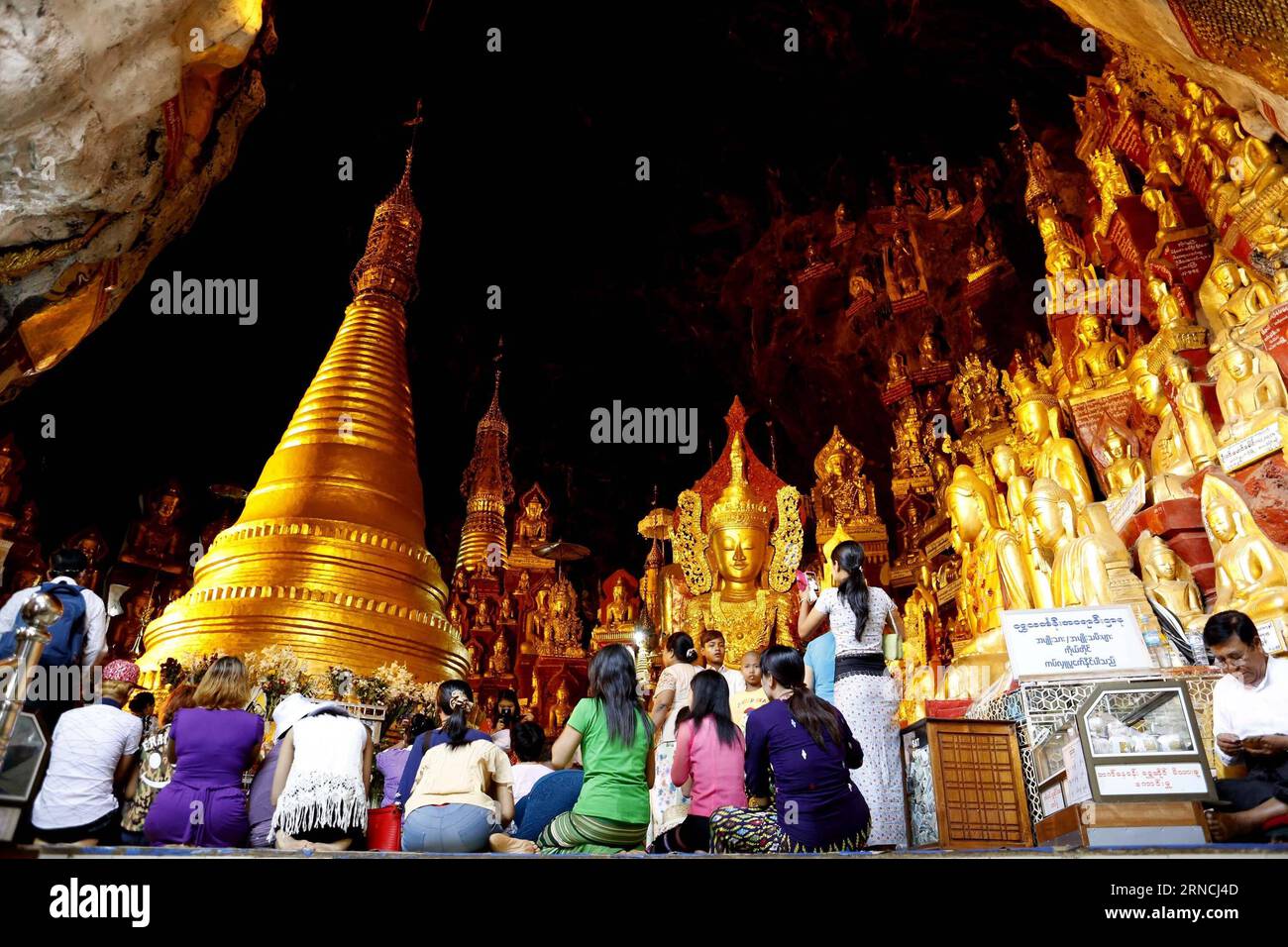 (160413) -- PINDAYA, April 13, 2016 -- People visit Pindaya cave in Pindaya town, Shan State, Myanmar, April 13, 2016. Pindaya cave is well-known for its interior contained over 8,000 images of Buddha. Some of the statues and images in the cave have inscriptions dated back to the late 18th century, earlier Konbaung period and the earliest one dated from 1773. Many statues and images have been placed by different donors throughout the cave s history up until present. ) MYANMAR-PINDAYA-PINDAYA CAVE UxAung PUBLICATIONxNOTxINxCHN   160413 Pindaya April 13 2016 Celebrities Visit Pindaya Cave in Pin Stock Photo