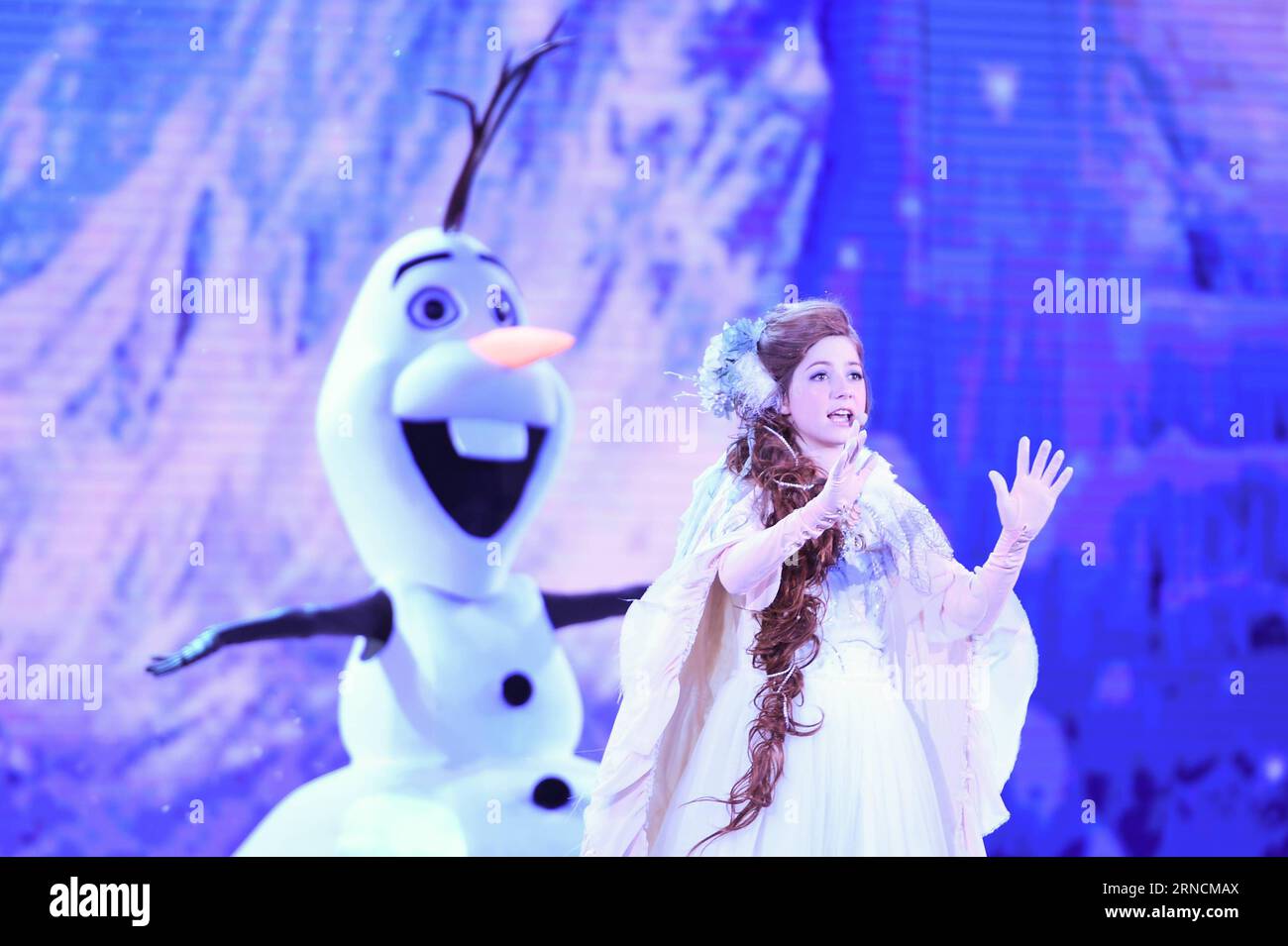 6. Internationales Filmfestival in Peking - Eröffnung (160416) -- BEIJING, April 16, 2016 -- Young singer Lexi Walker from the United States sings Let It Go , theme song of movie Frozen at the opening ceremony of the 6th Beijing International Film Festival (BJIFF) in Beijing, capital of China, April 16, 2016. The BJIFF kicked off Saturday and will last until April 23. ) (wjq) CHINA-BEIJING-FILM FESTIVAL-OPENING (CN) YaoxJianfeng PUBLICATIONxNOTxINxCHN   6 International Film Festival in Beijing Opening 160416 Beijing April 16 2016 Young Singer Lexi Walker from The United States Sings Let IT Go Stock Photo